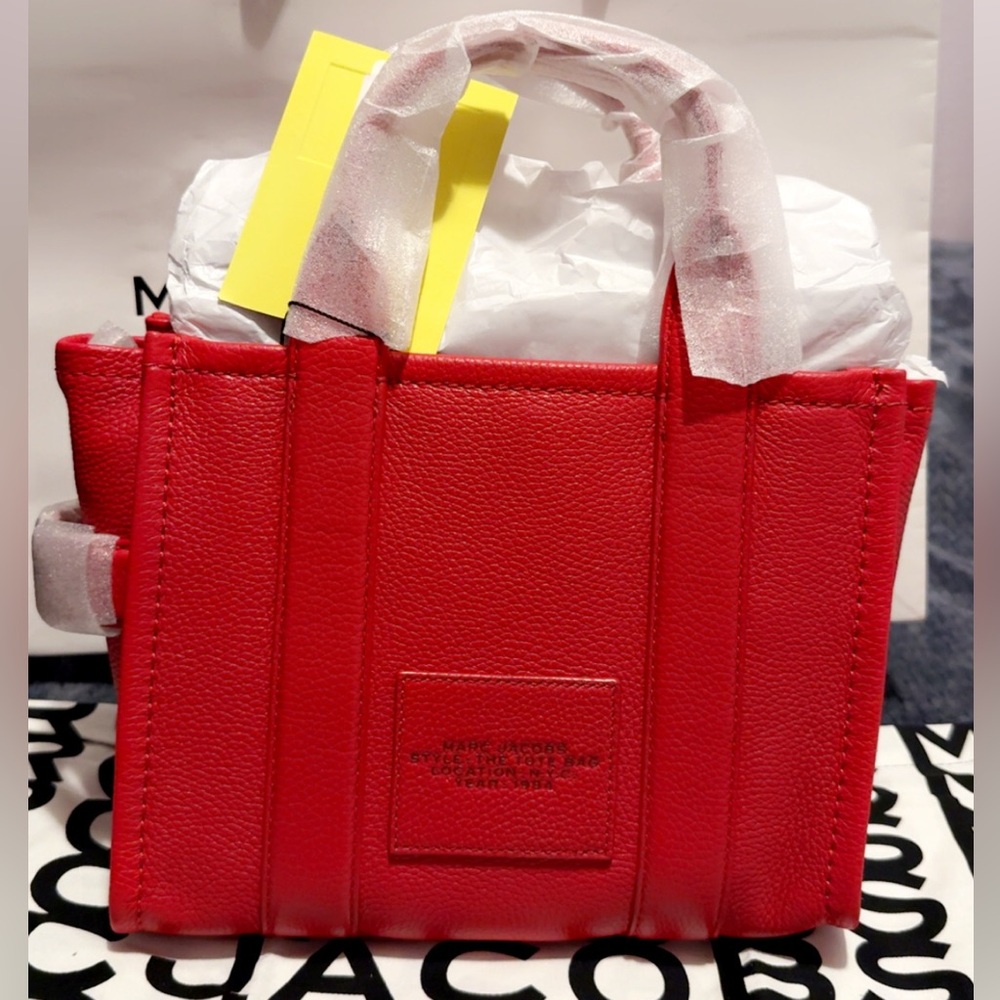 SOLD‼️ Marc Jacobs The Tote Bag 🚨🔴...$395 Retail - Picture 4 of 11